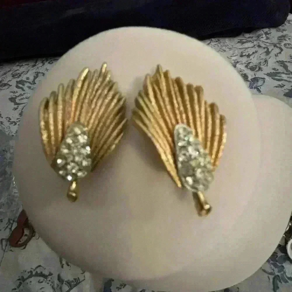 Stunning Vintage gold/diamond like clip earrings